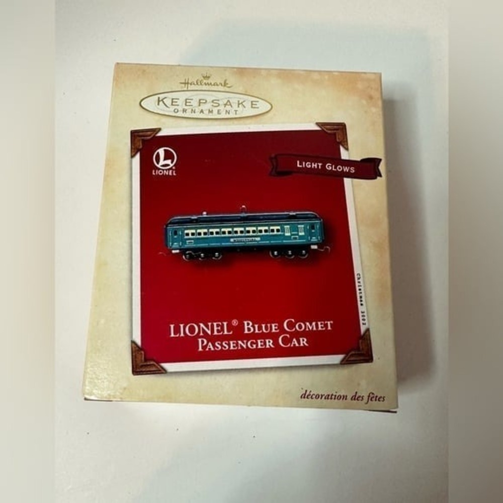 Hallmark Keepsake 2002 Lionel Blue Comet Passenger Car Ornament  Light Glows